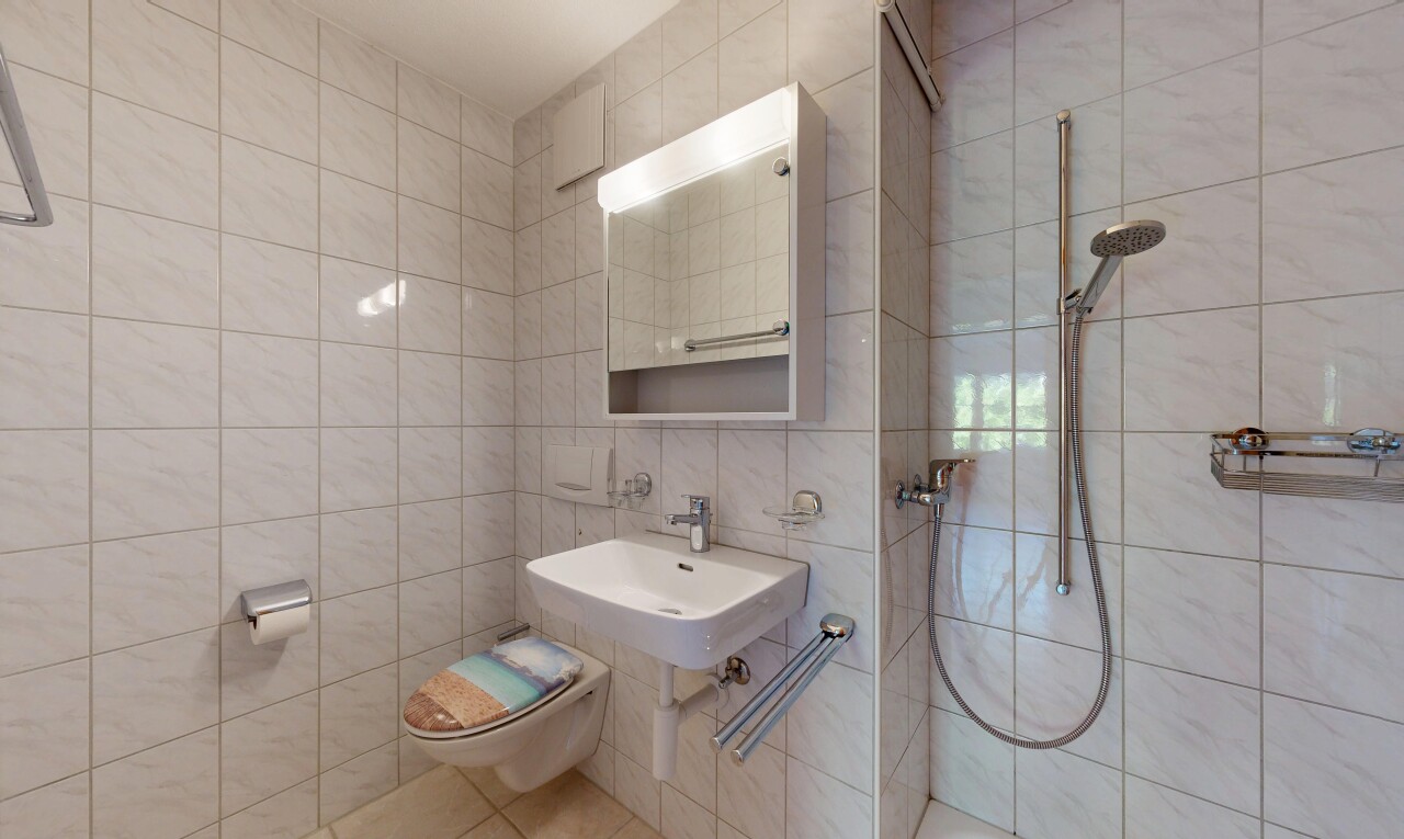 bad mit tile wall, fliesenwand, toilette, spiegel, und dusche