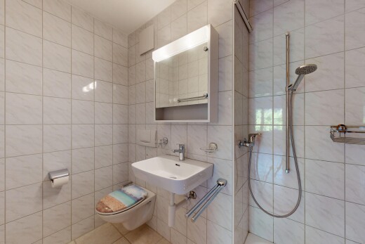 bad mit tile wall, fliesenwand, toilette, spiegel, und dusche