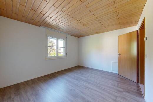 leerer raum mit inside property, holzfußboden, wood finish floor, holzdecke, und wood ceiling