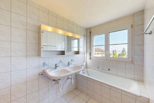 bad mit fliesenwand, tile wall, komplettes badezimmer, inside property, und day time