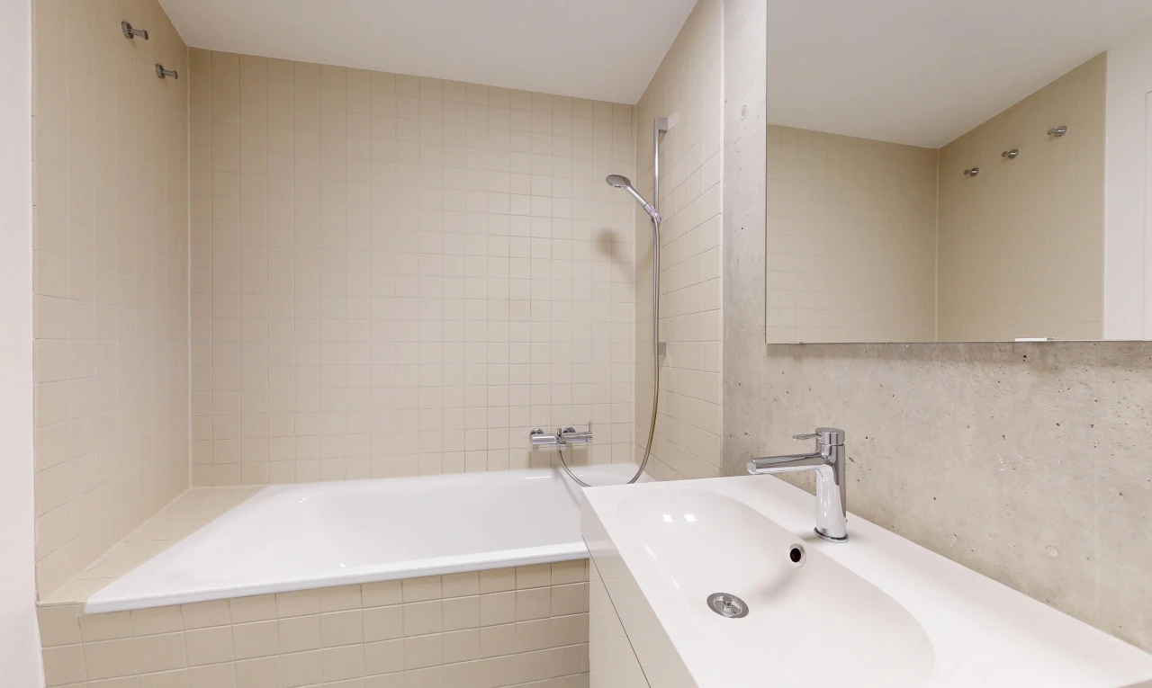 full bath with vanity and tiled shower / bath combo