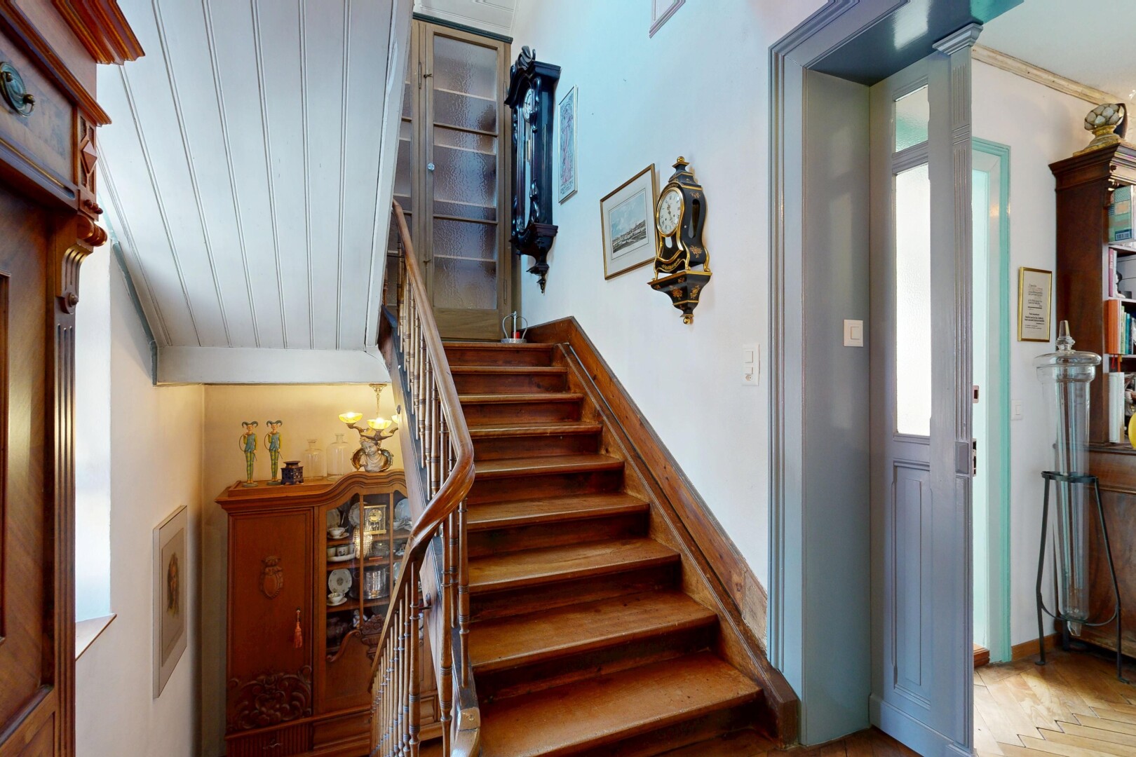 escaliers avec drywall, cloison sèche, inside property, escaliers, et wood finish floor