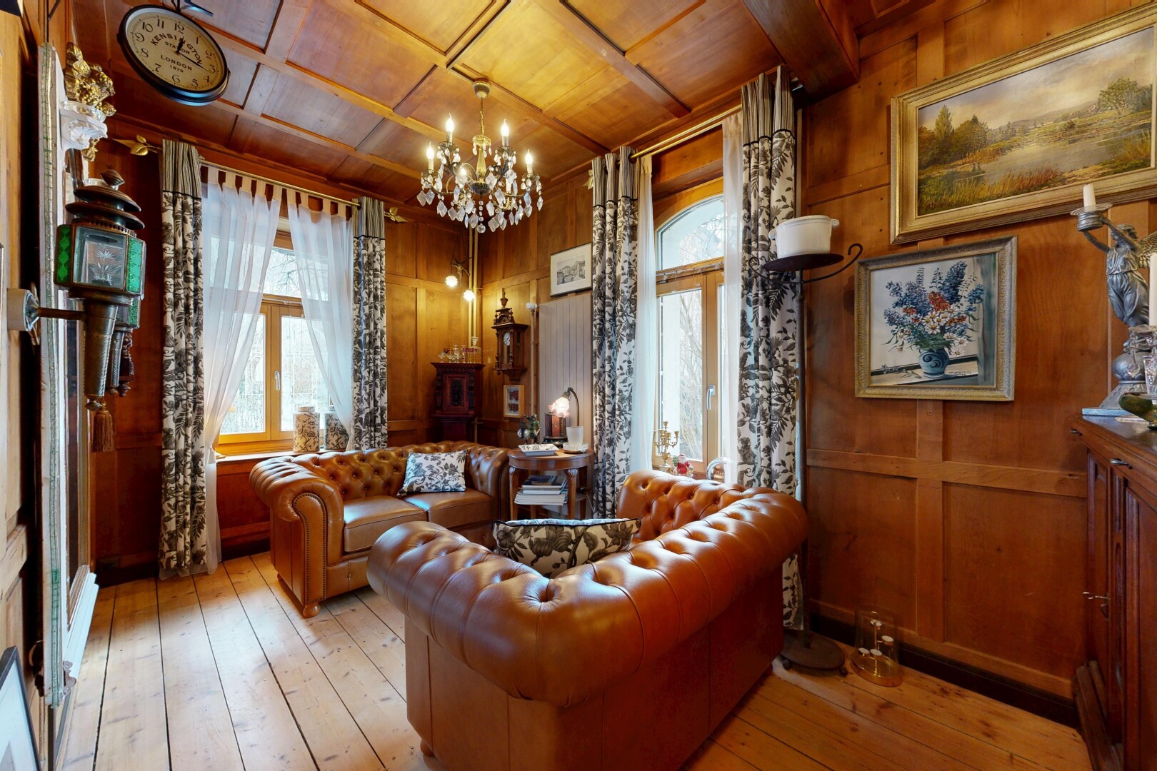 salon avec hardwood floor, sol en finition bois, wood finish floor, plafond en bois, et wood ceiling