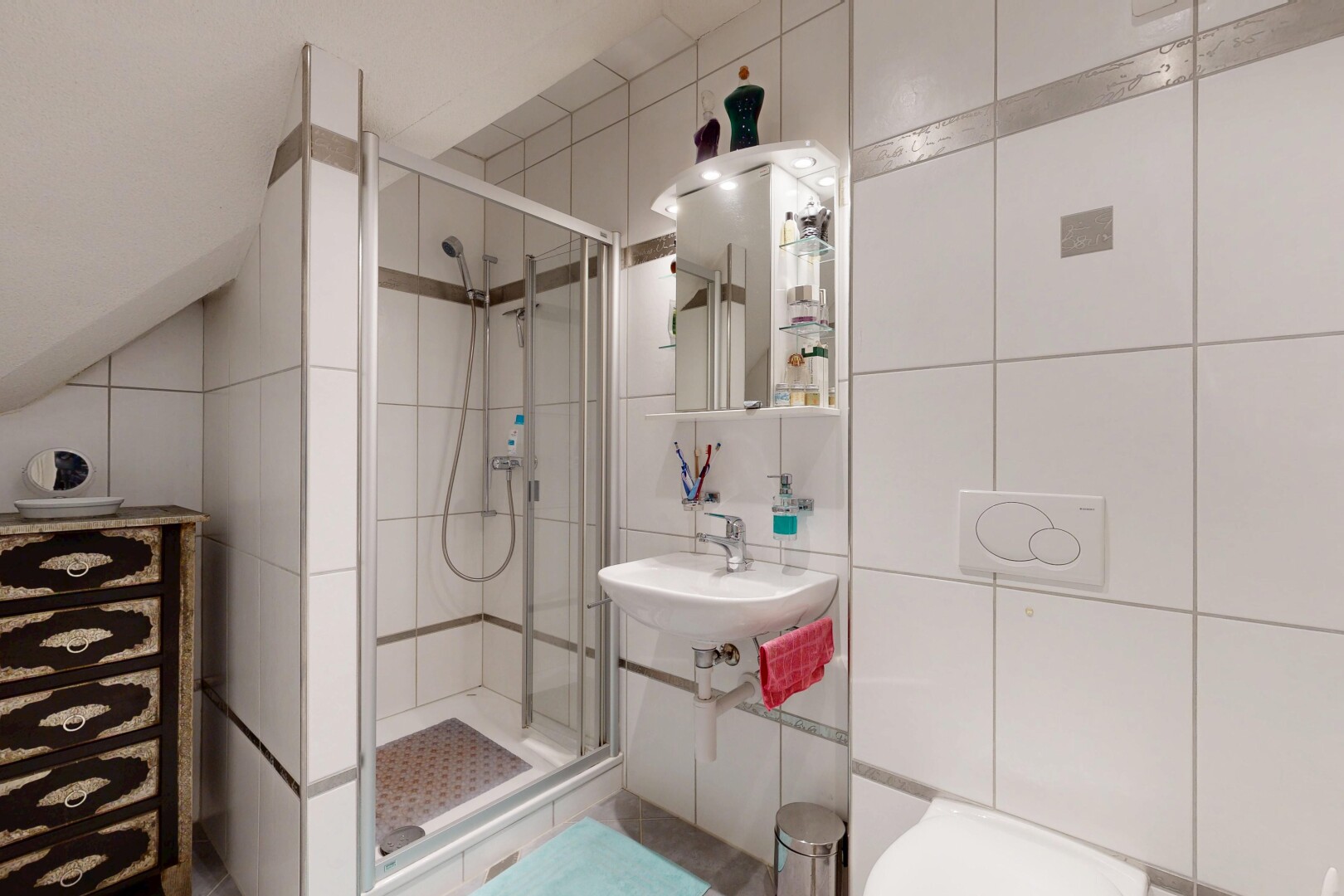 salle de bains avec mur en carrelage, tile wall, miroir, salle de bain complète, et douche