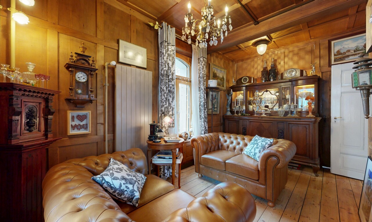 salon avec natural light, lumière naturelle, wood ceiling, plafond en bois, et inside property