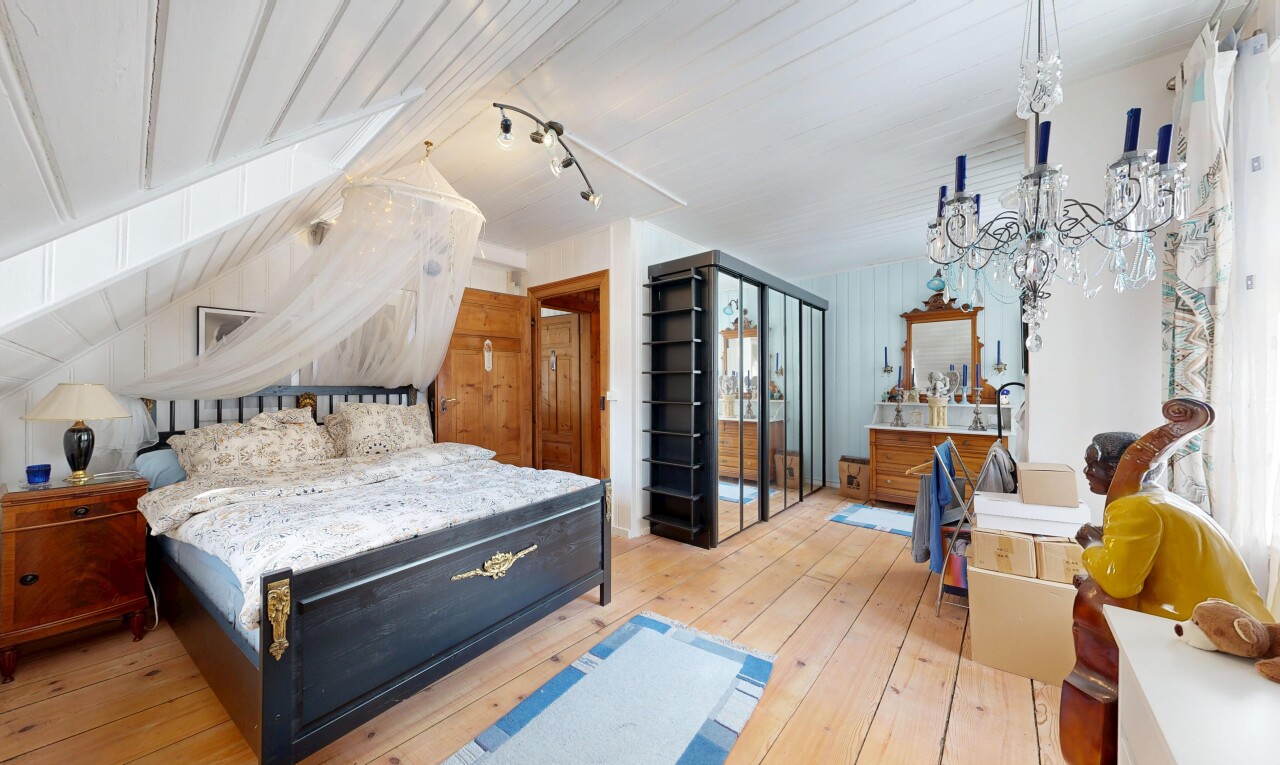 chambre avec wood finish floor, sol en finition bois, hardwood floor, vaulted ceiling, et plafond voûté