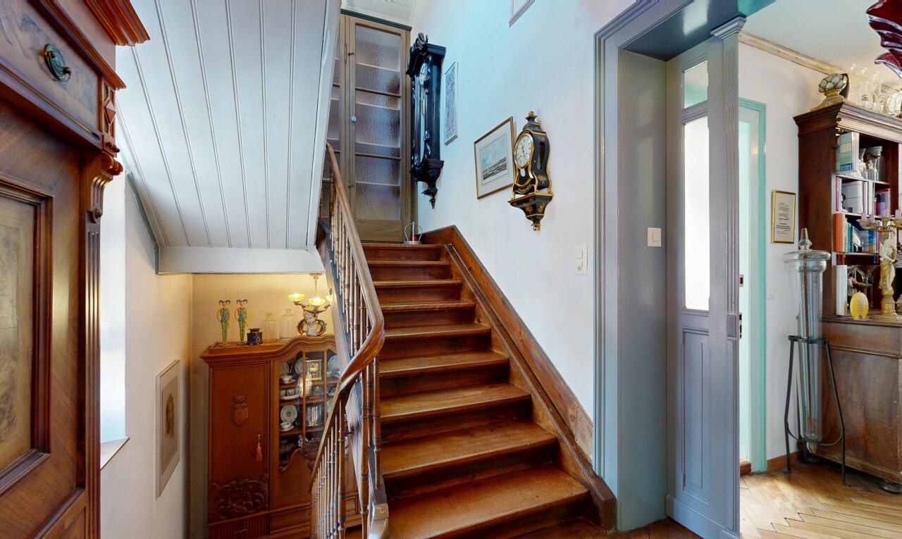 escaliers avec drywall, cloison sèche, inside property, escaliers, et wood finish floor