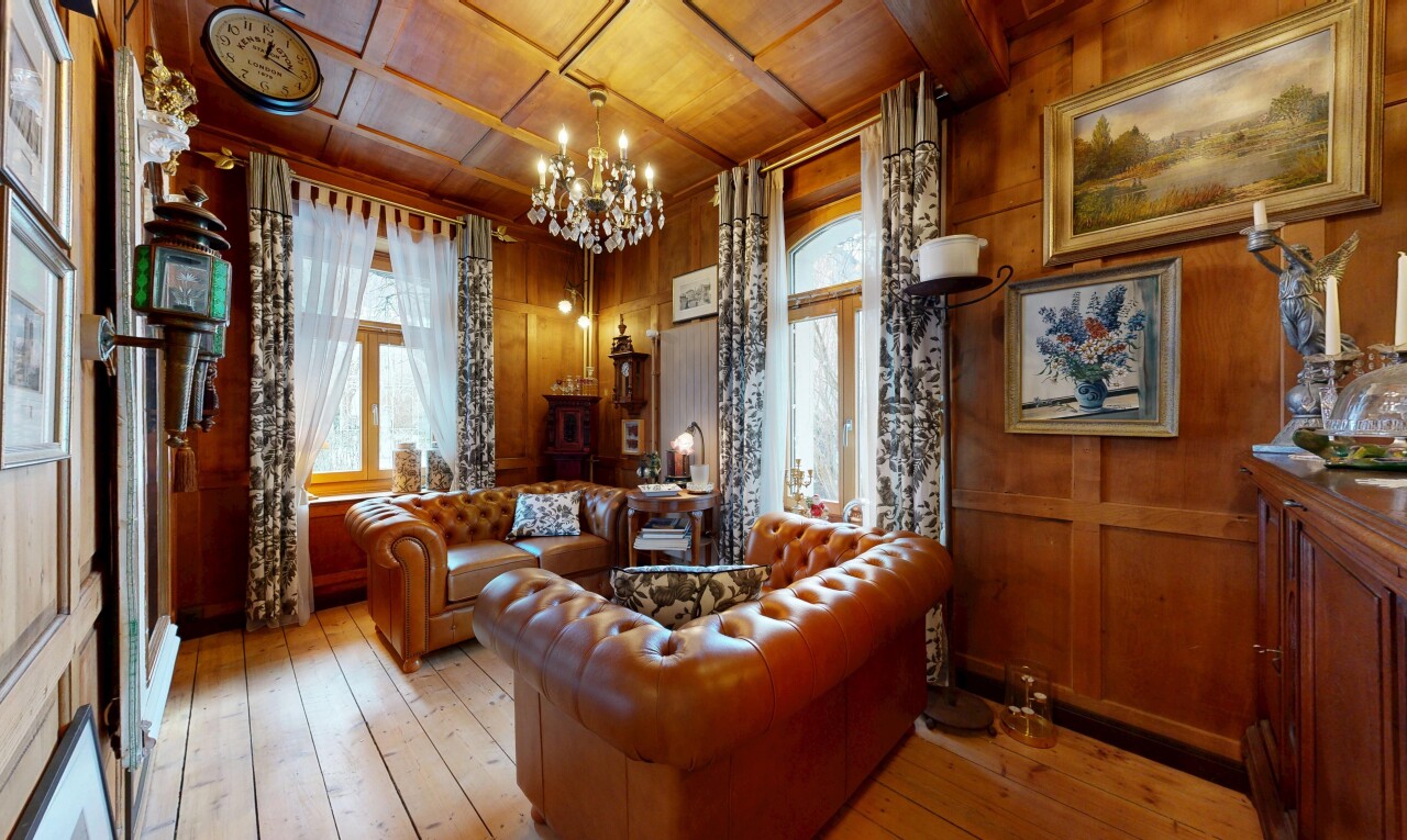 salon avec hardwood floor, sol en finition bois, wood finish floor, plafond en bois, et wood ceiling