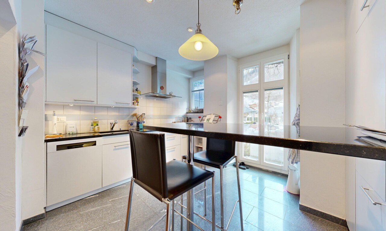 cuisine avec white cabinets, armoires blanches, pendant lighting, éclairage suspendu, et hotte