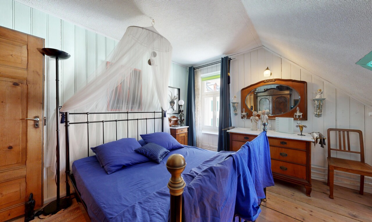 chambre avec textured ceiling, plafond texturé, wood finish floor, sol en finition bois, et vaulted ceiling