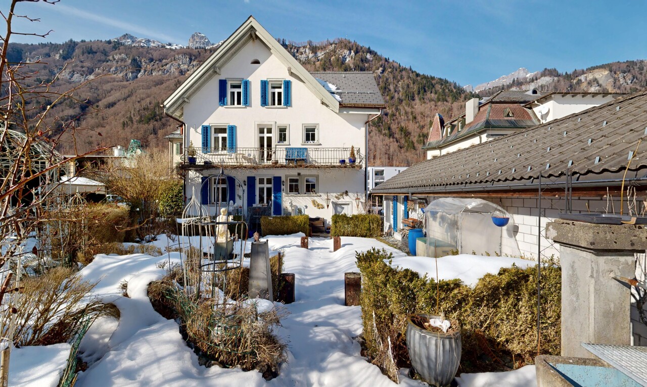 façade avec mountain view, vue sur la montagne, day time, balcon, et snow