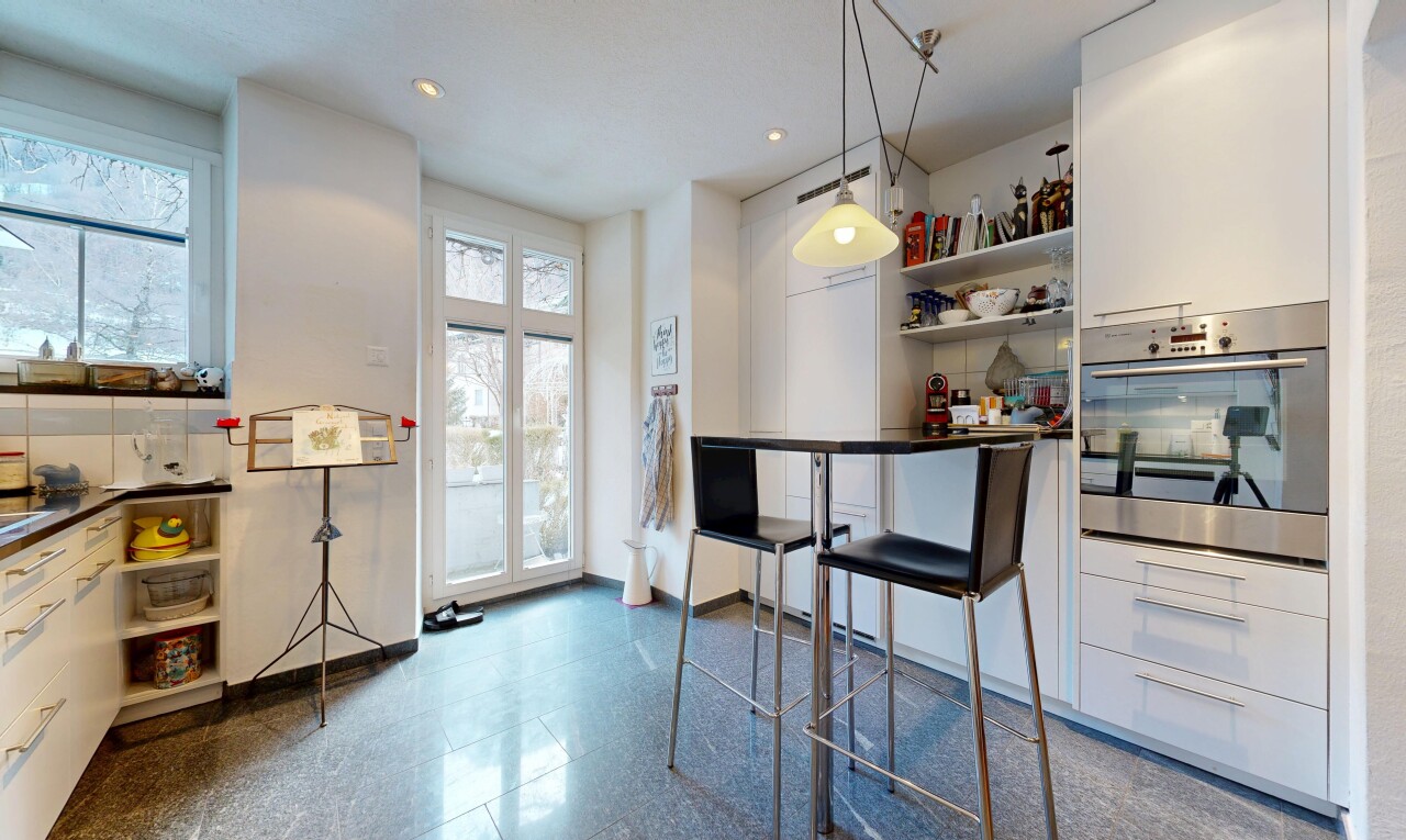 cuisine avec four, étagères ouvertes, open shelves, éclairage suspendu, et pendant lighting