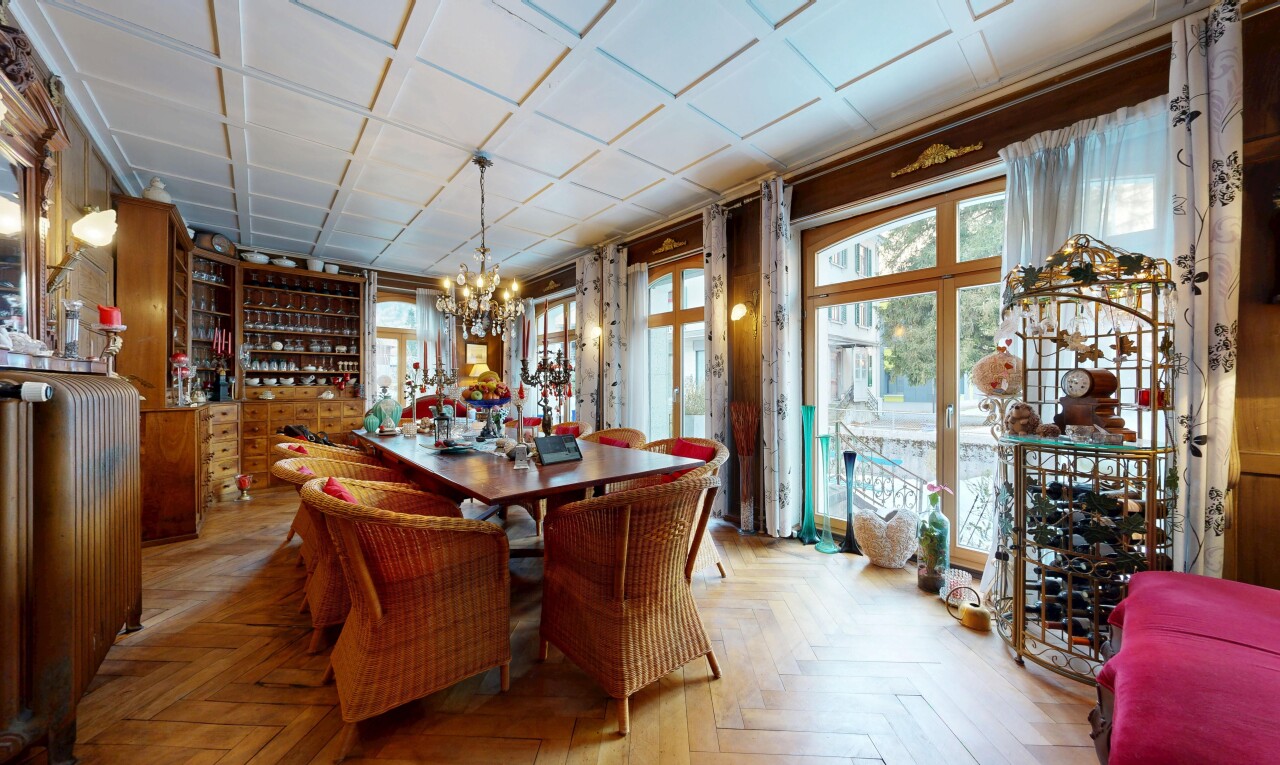 salle à manger avec inside property, lustre remarquable, sol en finition bois, wood finish floor, et parquet floor