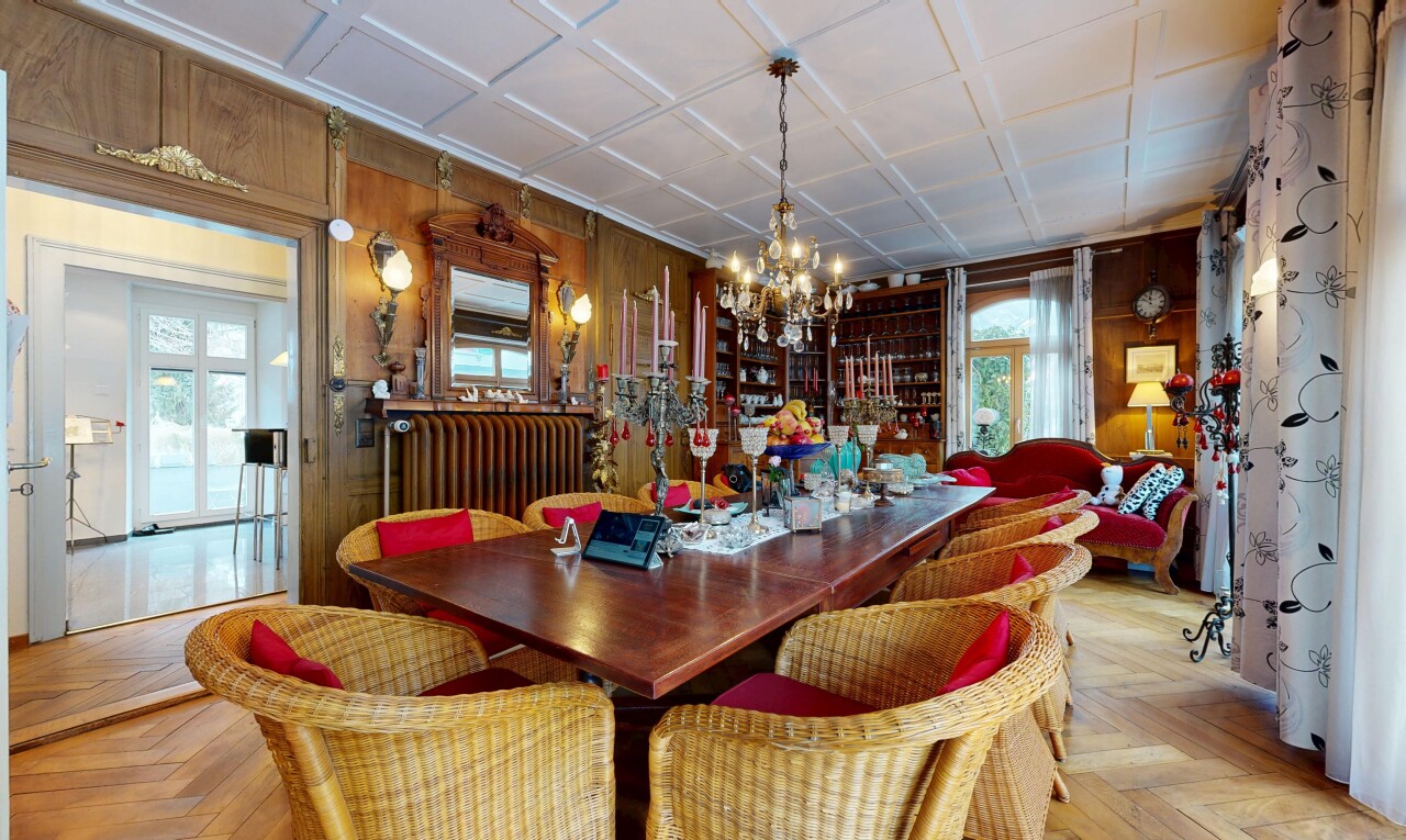 salle à manger avec parquet floor, mur en bois, wood wall, sol en finition bois, et wood finish floor