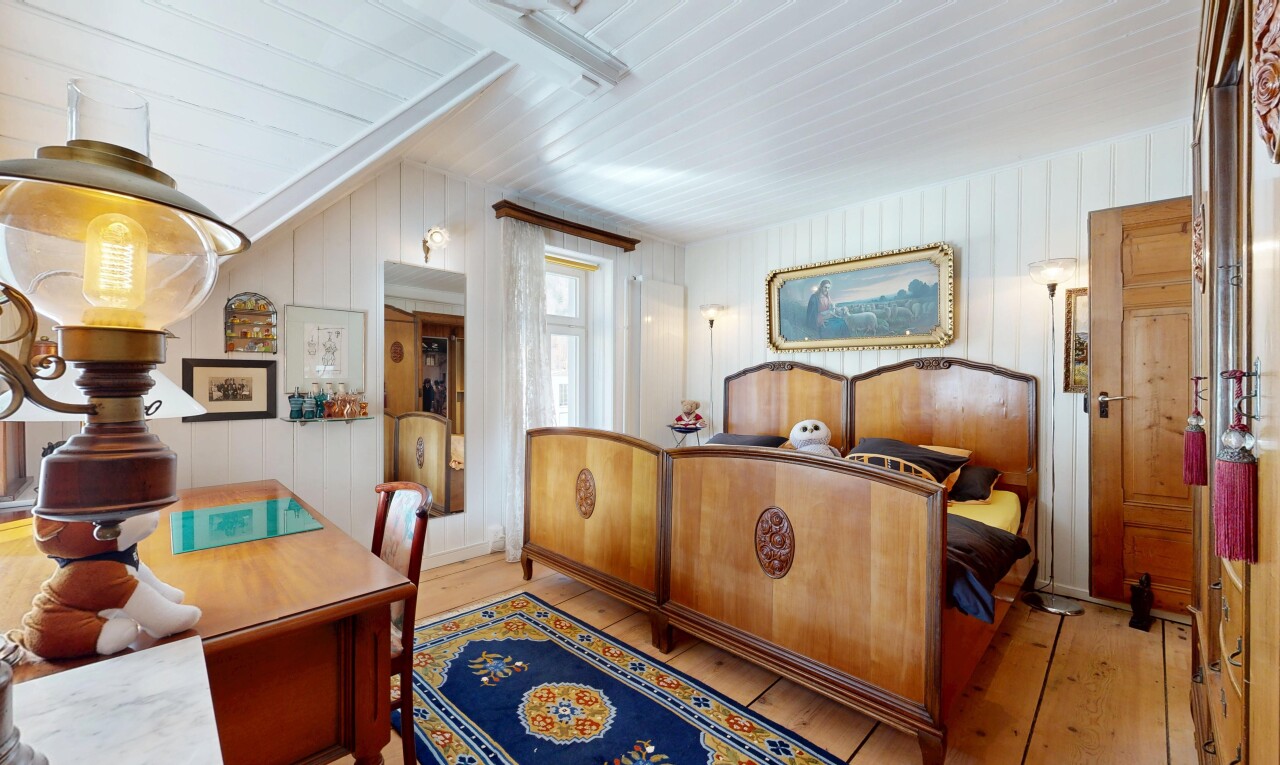 chambre avec wood finish floor, sol en finition bois, hardwood floor, inside property, et natural light