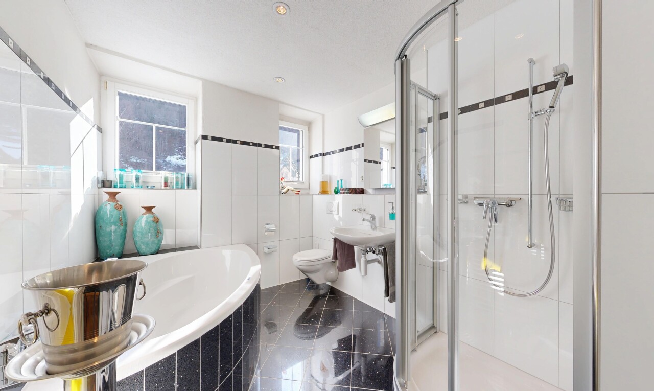 salle de bains avec salle de bain complète, mur en carrelage, tile wall, douche, et bain