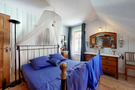 chambre avec textured ceiling, plafond texturé, wood finish floor, sol en finition bois, et vaulted ceiling