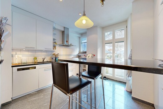 küche mit white cabinets, weiße schränke, pendant lighting, pendelleuchte, und dunstabzugshaube