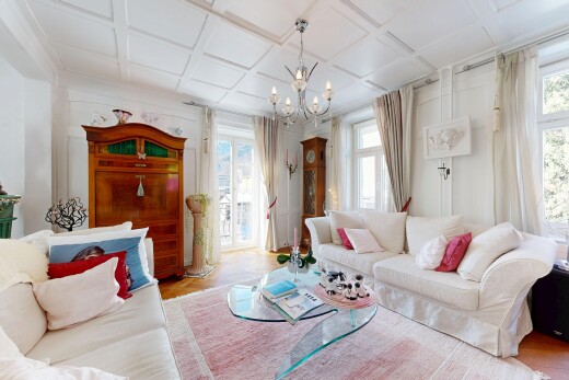 wohnzimmer mit coffered ceiling, kassettendecke, bemerkenswerter kronleuchter, wood finish floor, und holzfußboden