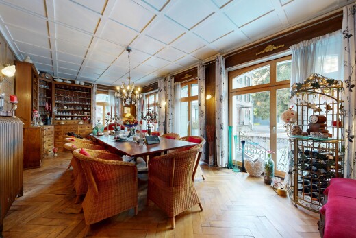 esszimmer mit inside property, bemerkenswerter kronleuchter, holzfußboden, wood finish floor, und parquet floor