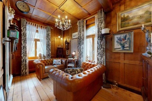salon avec hardwood floor, sol en finition bois, wood finish floor, plafond en bois, et wood ceiling