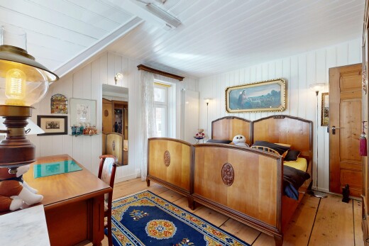 chambre avec wood finish floor, sol en finition bois, hardwood floor, inside property, et natural light