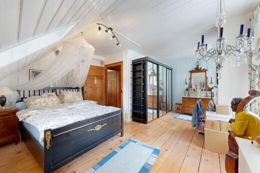 zimmer / schlafzimmer mit wood finish floor, holzfußboden, hardwood floor, vaulted ceiling, und dachschräge