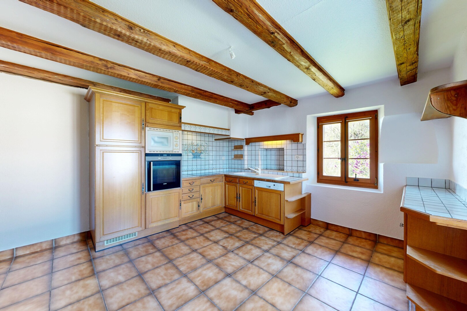 cuisine avec open shelves, étagères ouvertes, tile countertops, plans de travail en carrelage, et four