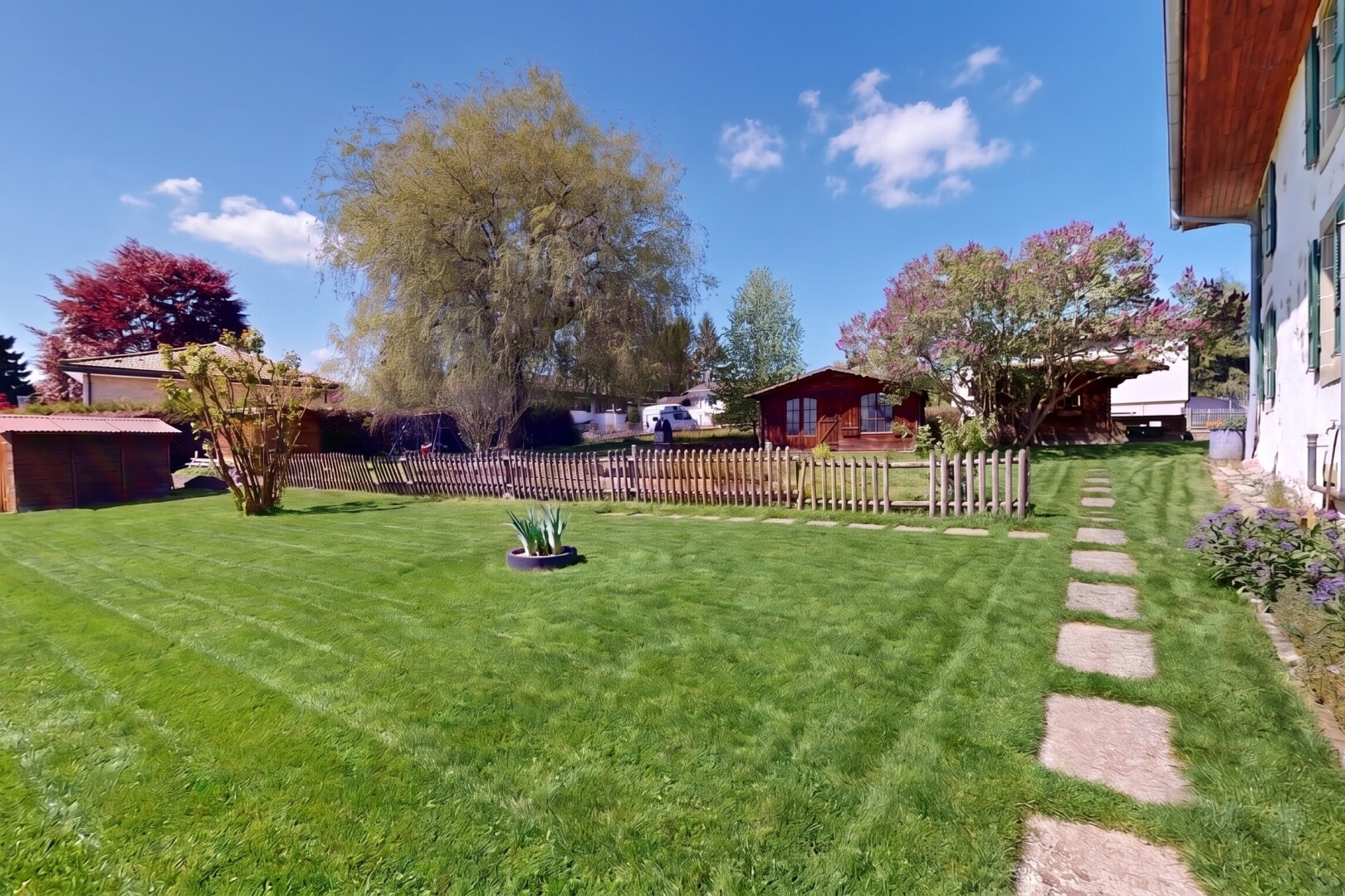 jardin avec from property, clôture, pelouse, et day time