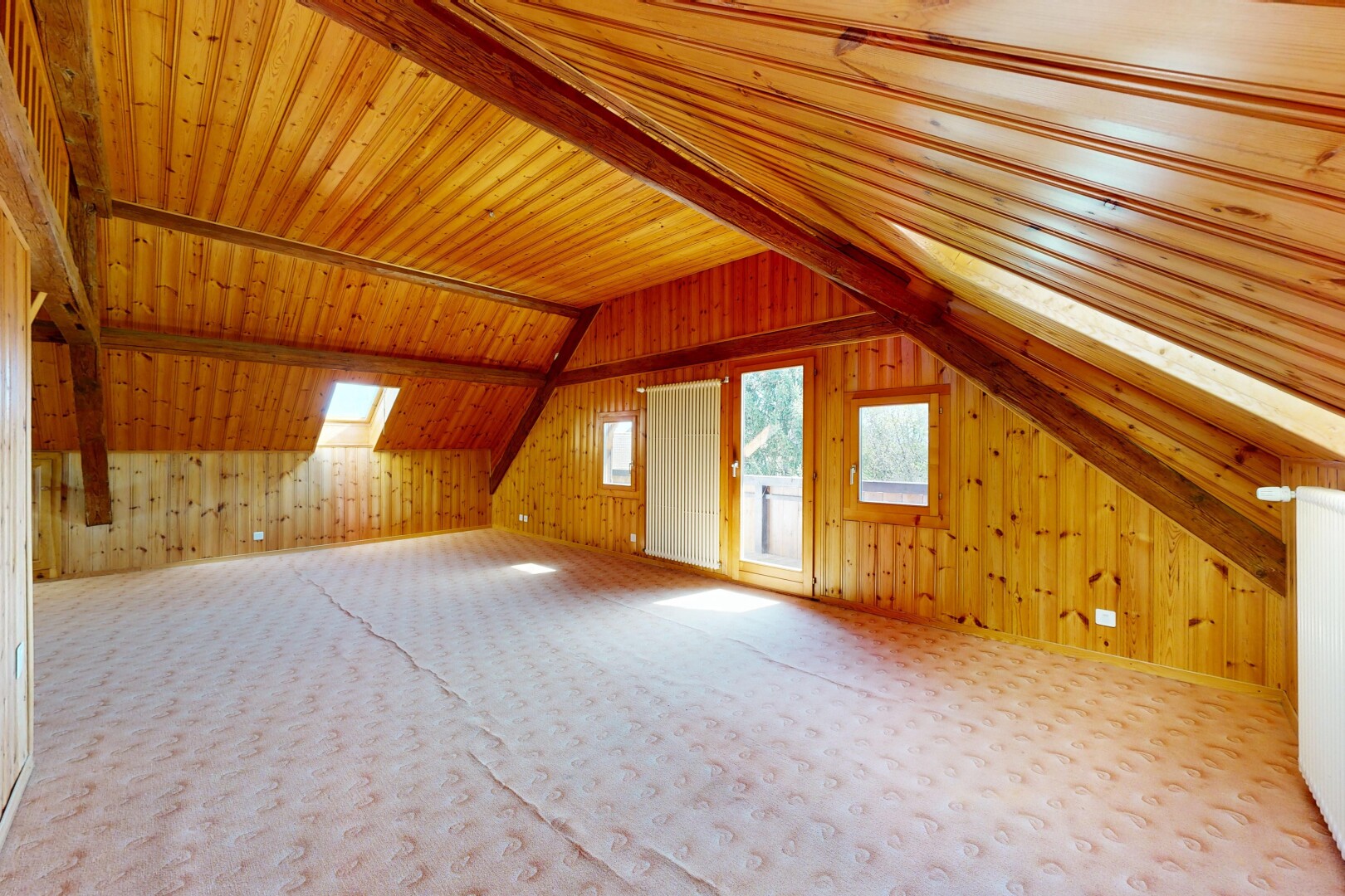 pièce vide avec inside property, mur en bois, wood wall, plafond bas, et low ceiling