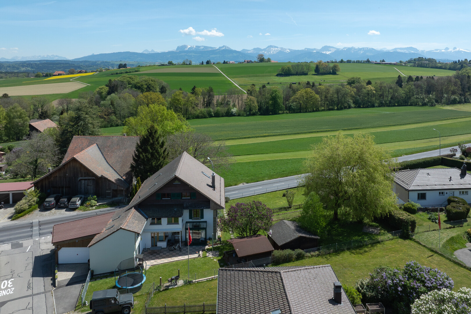 façade avec mountain view, vue sur la montagne, day time, rural view, et vue rurale