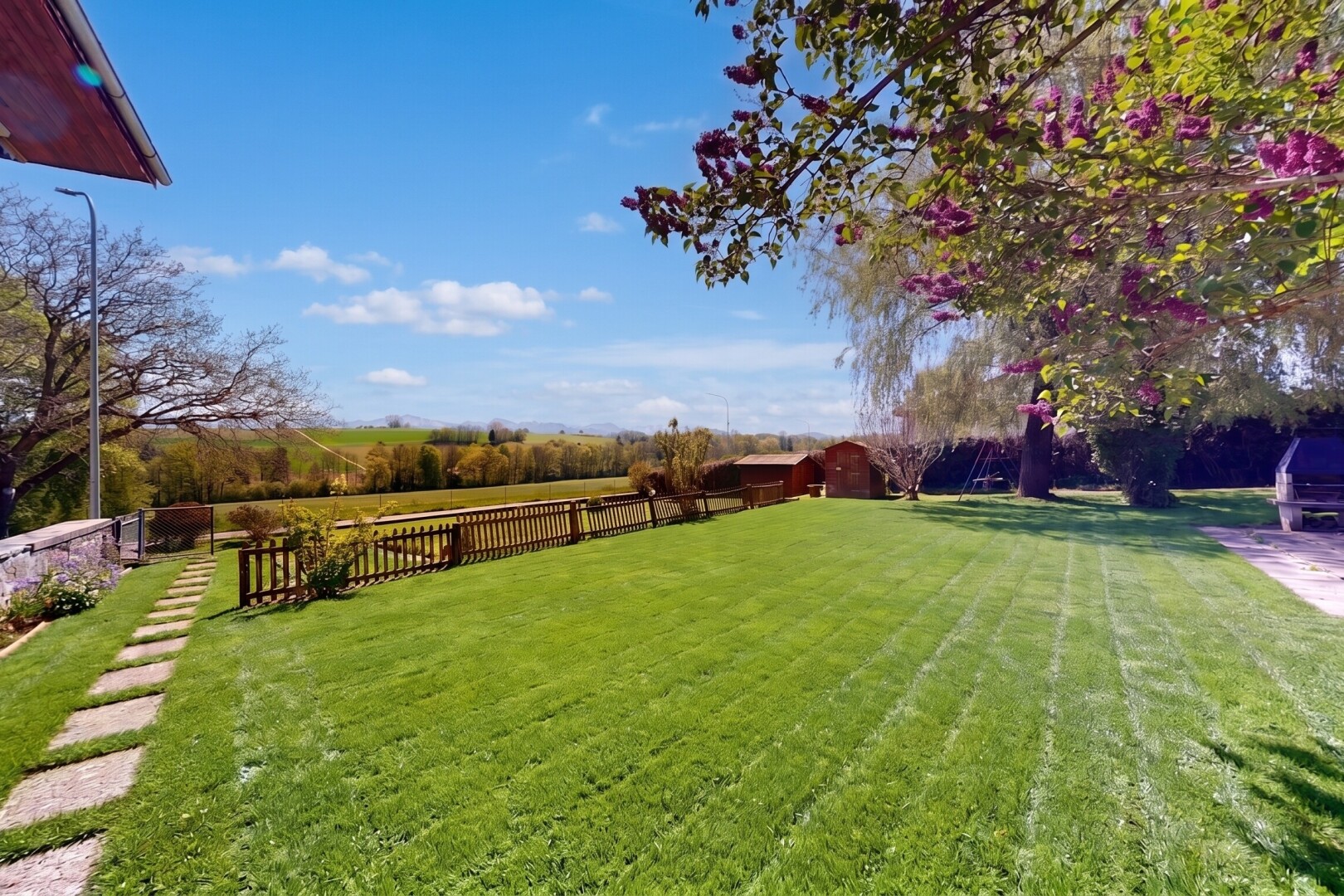 jardin avec from property, clôture, pelouse, et day time