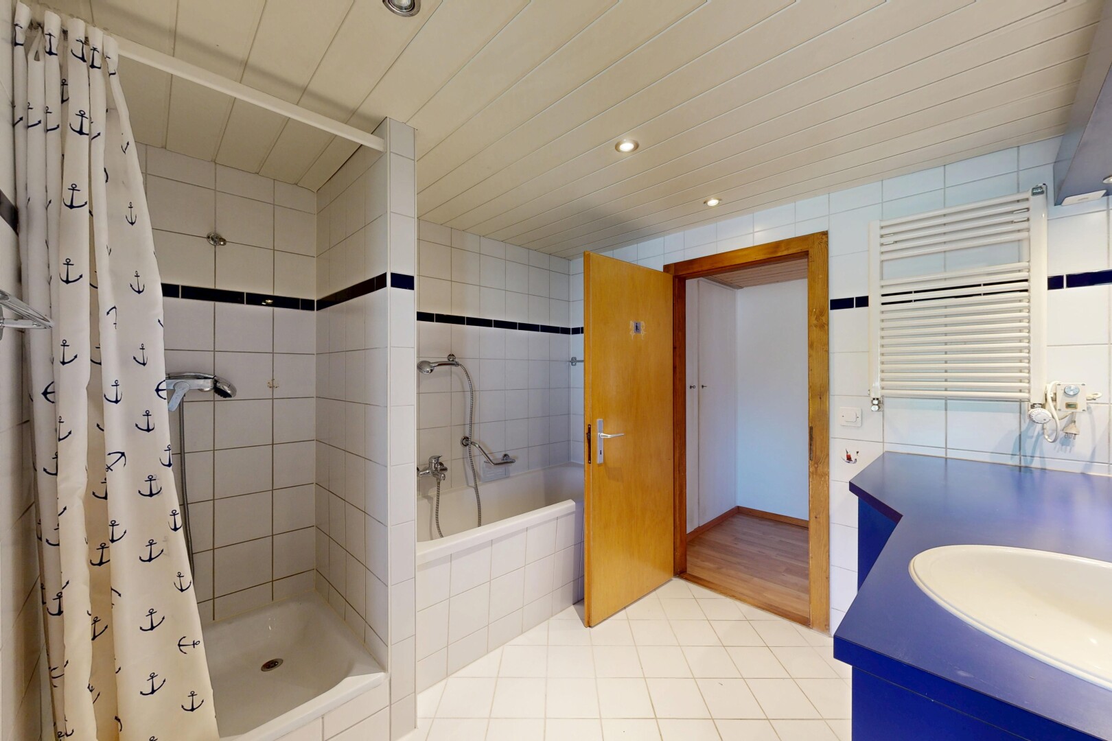salle de bains avec salle de bain complète, douche, bain, radiateur, et inside property
