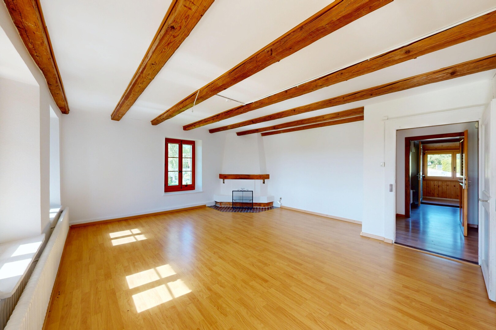 pièce vide avec inside property, cheminée, sol en finition bois, wood finish floor, et lumière naturelle