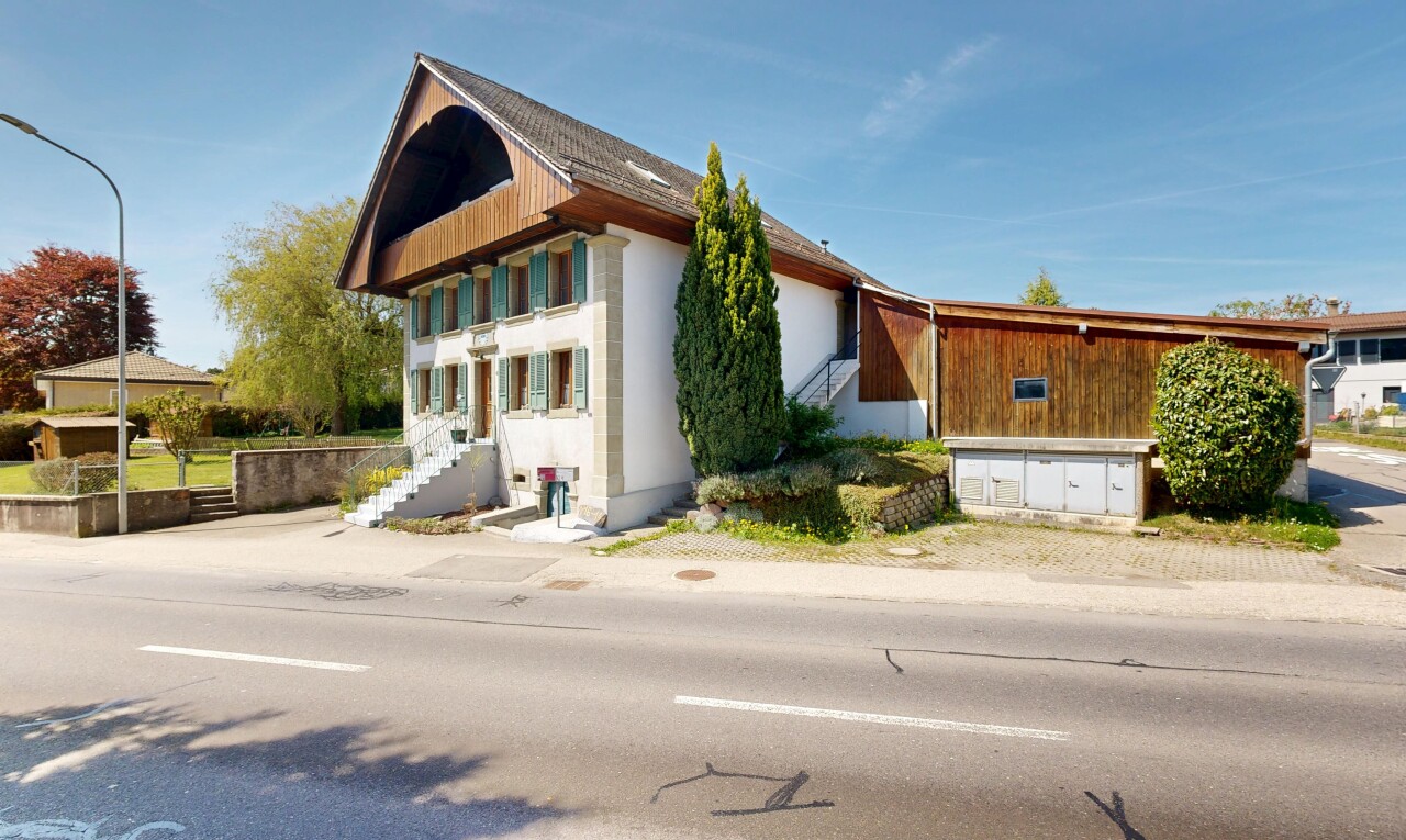 façade avec day time, property visible, bardage vertical, et marches d'entrée