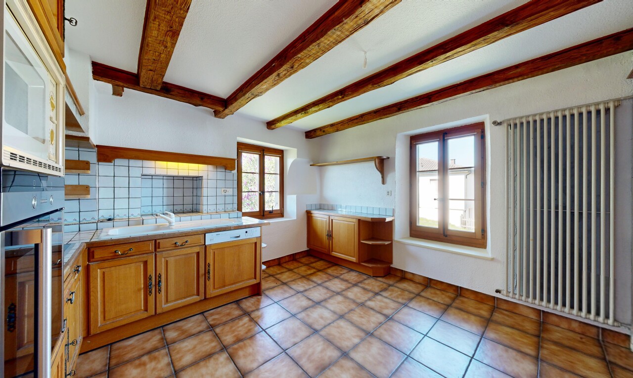 cuisine avec étagères ouvertes, open shelves, dosseret, backsplash, et radiateur