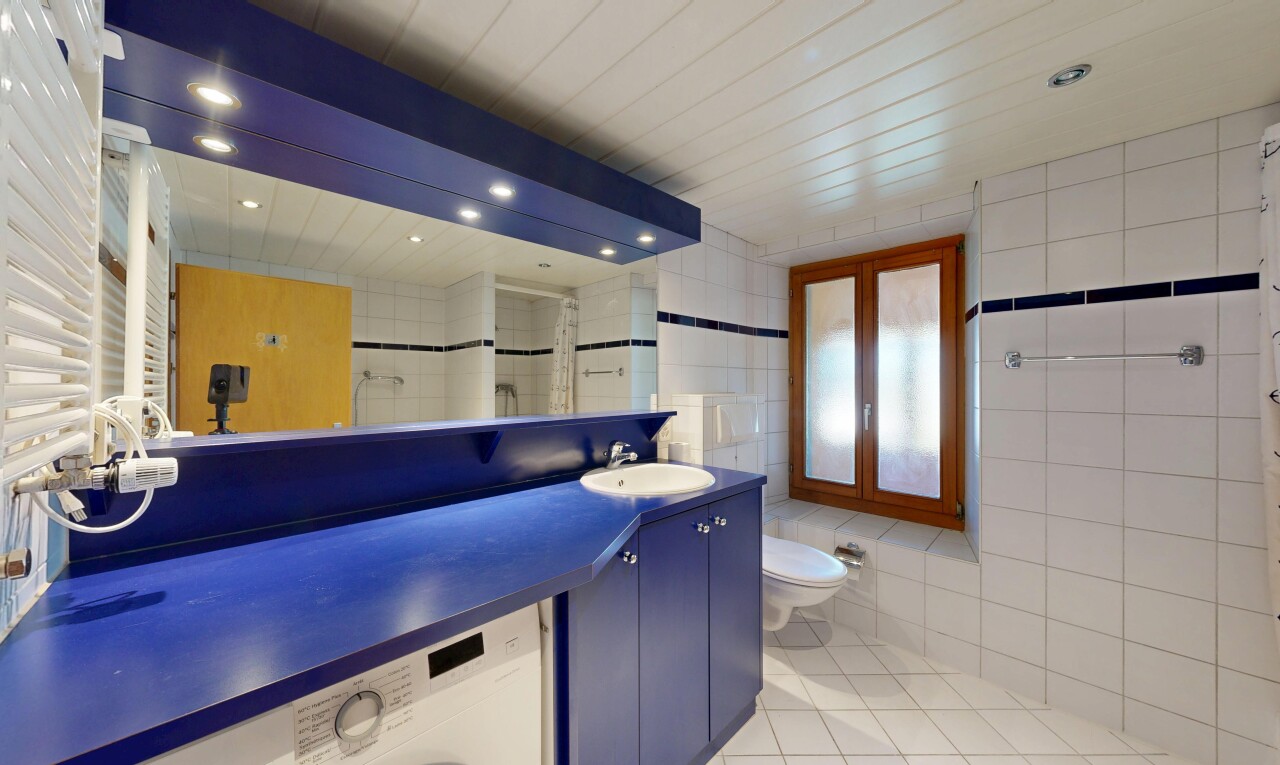 salle de bains avec lavabo (ou coiffeuse selon le contexte), sol en carrelage, tile floor, mur en carrelage, et tile wall