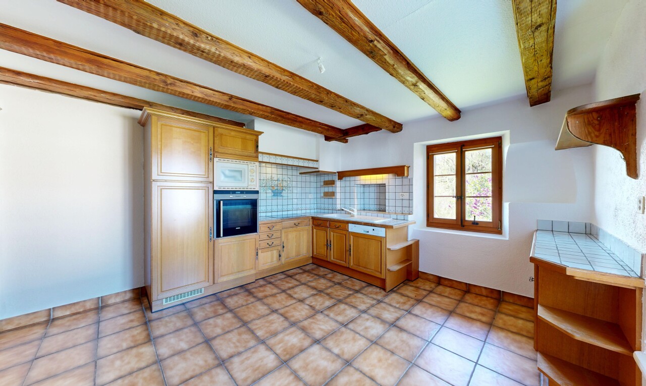cuisine avec open shelves, étagères ouvertes, tile countertops, plans de travail en carrelage, et four
