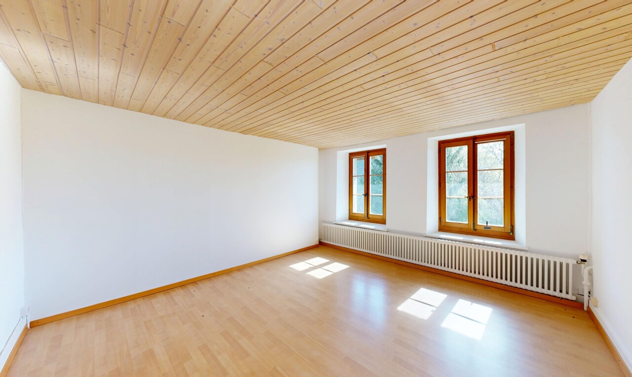 pièce vide avec radiateur, natural light, lumière naturelle, wood ceiling, et wood finish floor