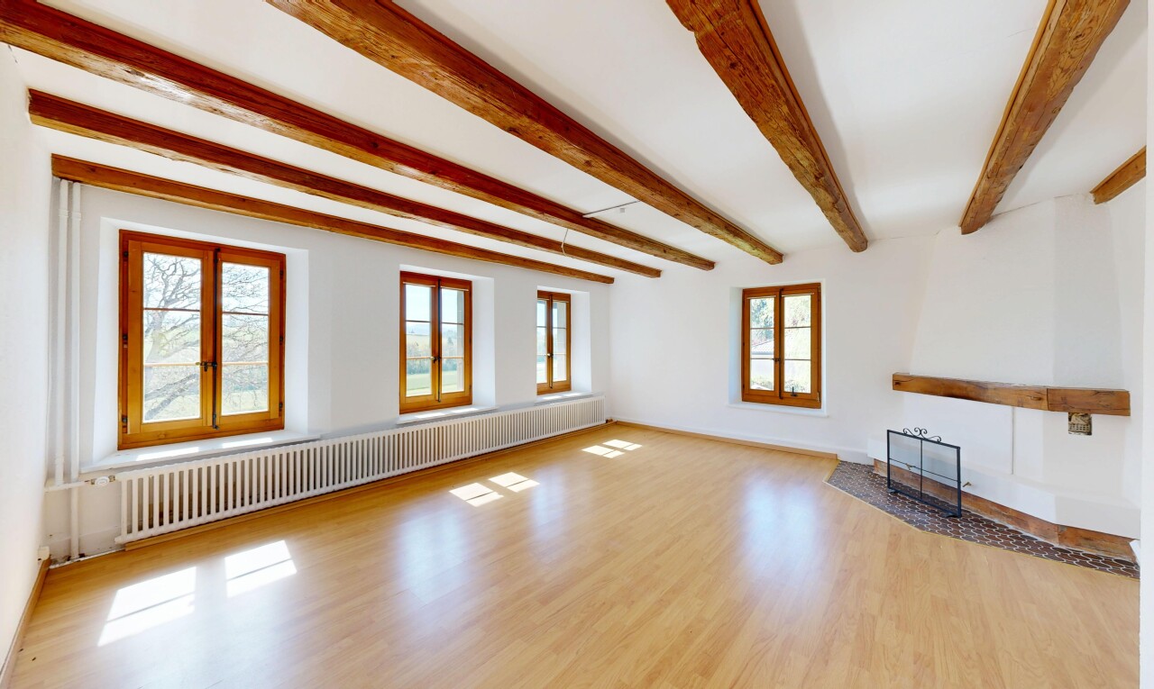 pièce vide avec wood finish floor, sol en finition bois, inside property, radiateur, et drywall