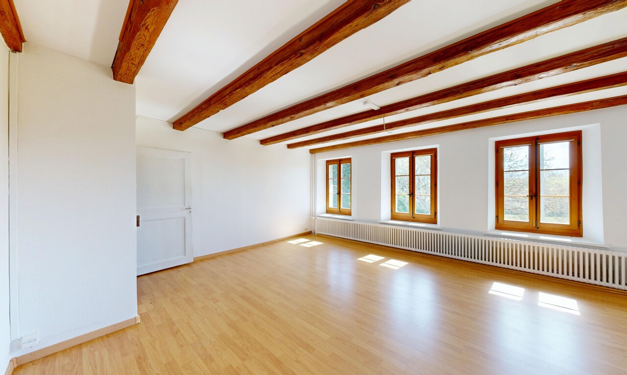 pièce vide avec inside property, radiateur, natural light, lumière naturelle, et wood finish floor