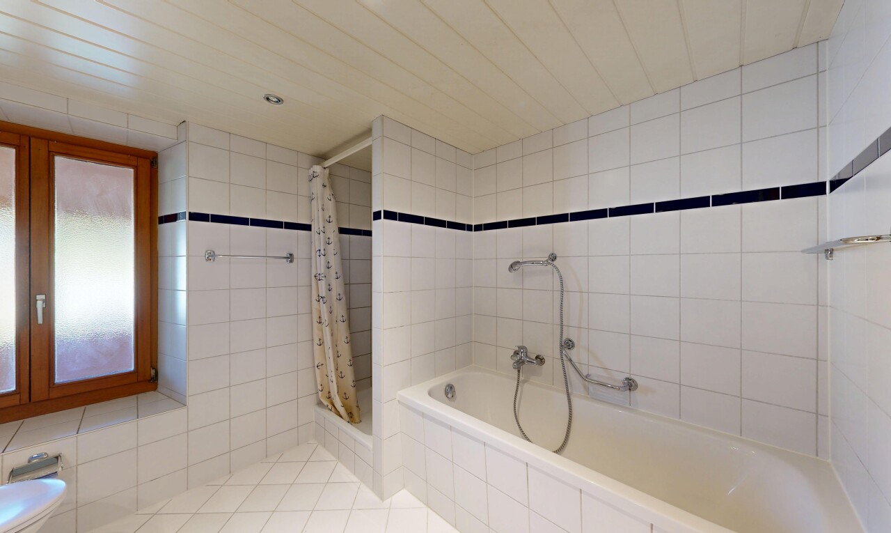 salle de bains avec salle de bain complète, inside property, mur en carrelage, tile wall, et sol en carrelage