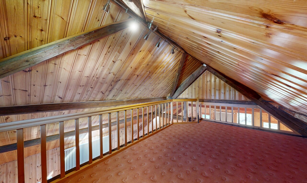 pièce vide avec inside property, cathedral ceiling, plafond cathédrale, vaulted ceiling, et plafond voûté