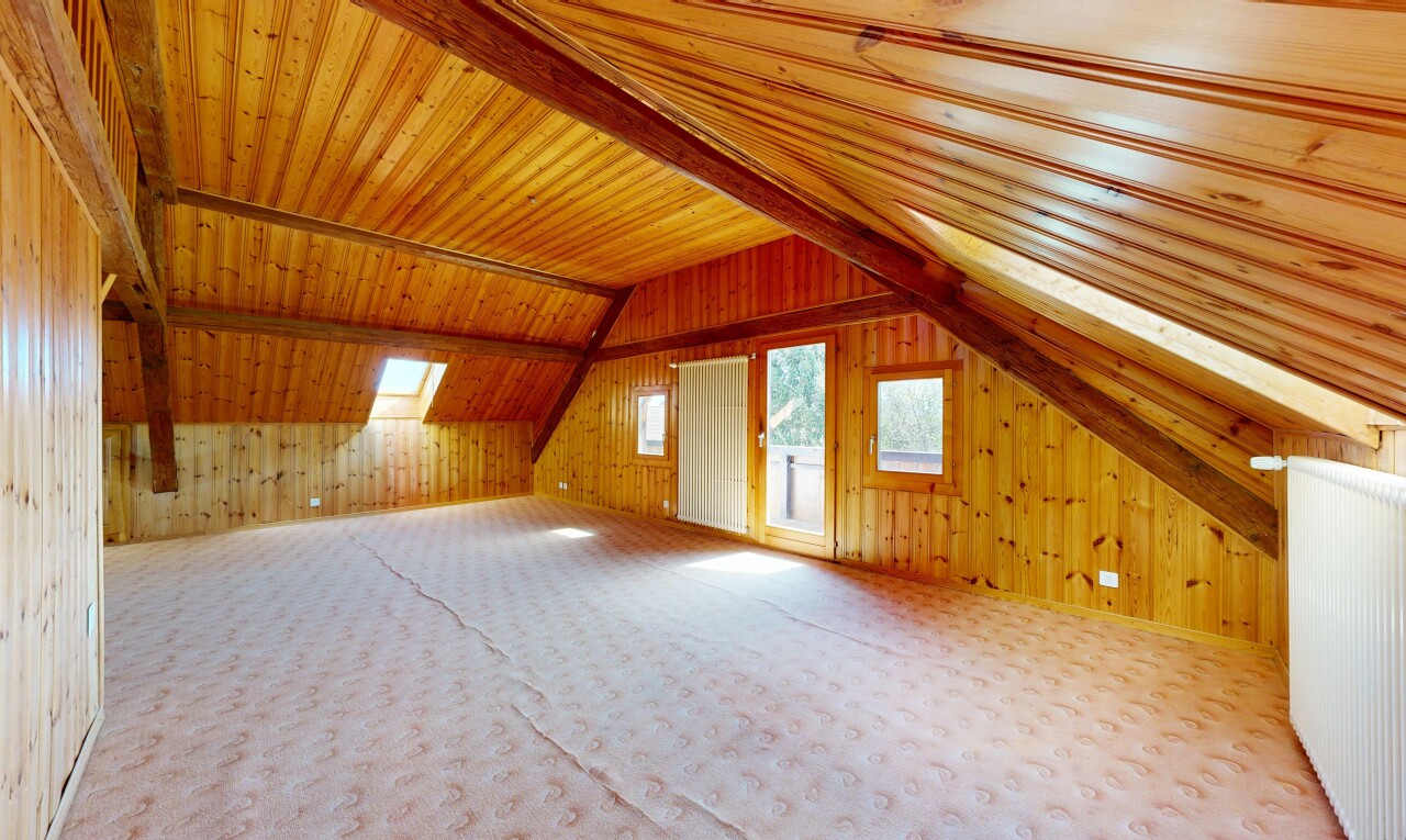 pièce vide avec inside property, mur en bois, wood wall, plafond bas, et low ceiling