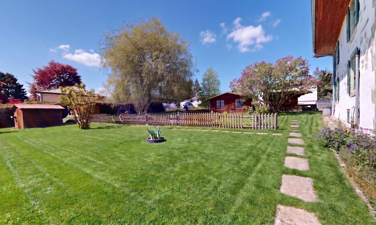 jardin avec from property, clôture, pelouse, et day time
