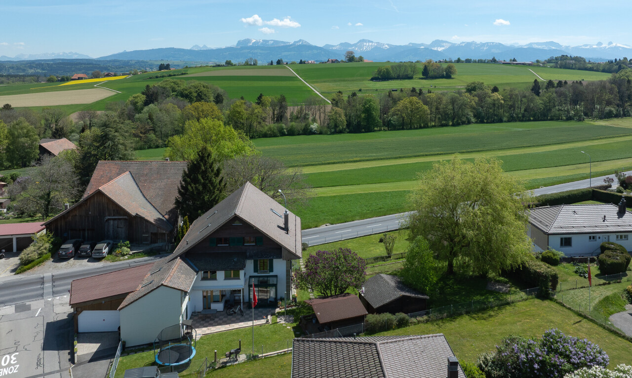 façade avec mountain view, vue sur la montagne, day time, rural view, et vue rurale