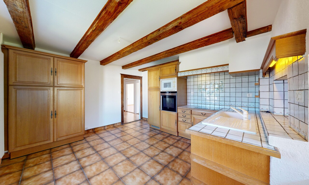 cuisine avec plans de travail en carrelage, tile countertops, dosseret, backsplash, et inside property