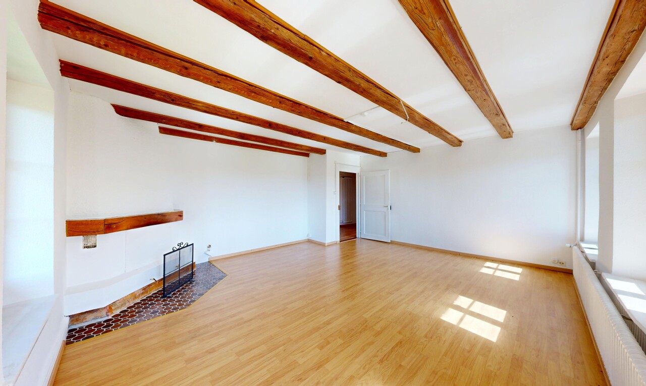 pièce vide avec inside property, wood finish floor, sol en finition bois, drywall, et cloison sèche