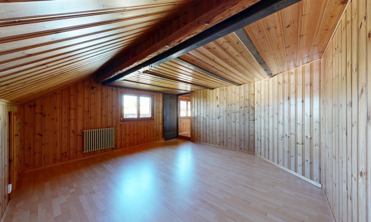 pièce vide avec sol en finition bois, wood finish floor, radiateur, lumière naturelle, et natural light