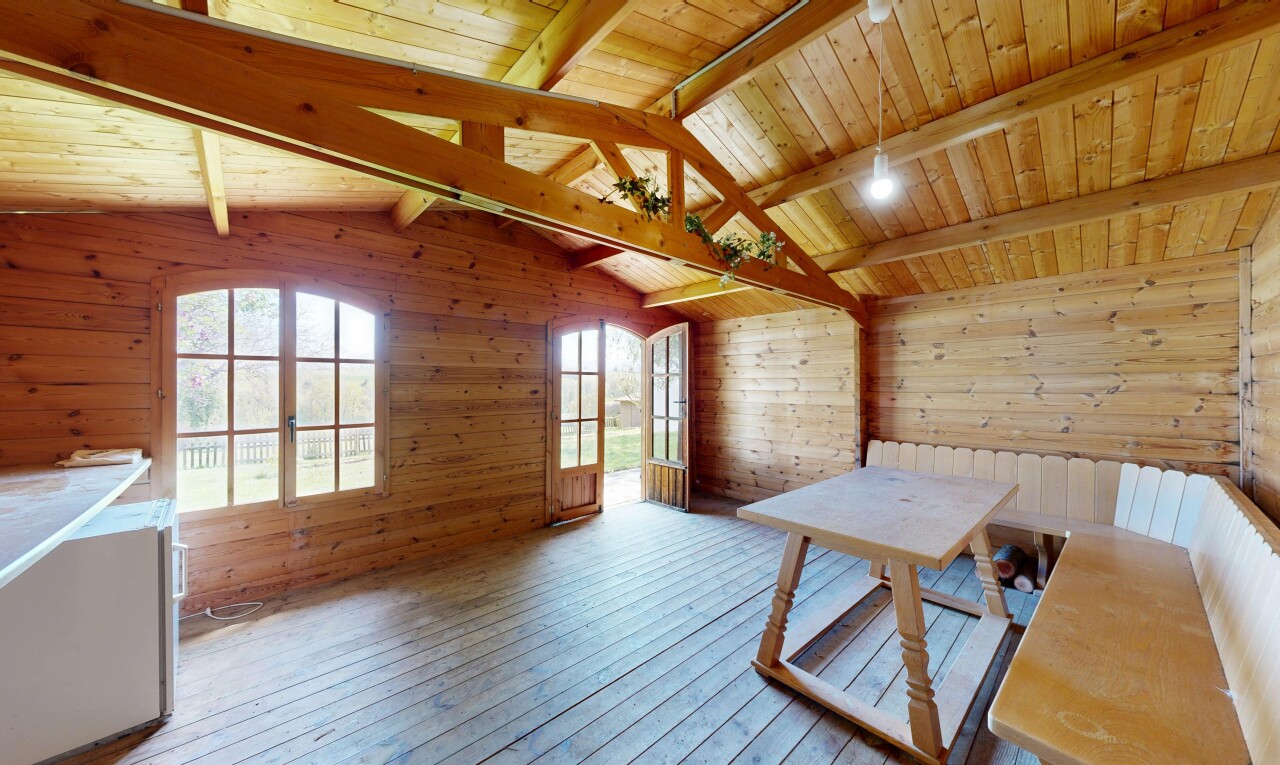 salle à manger avec hardwood floor, wood finish floor, sol en finition bois, inside property, et cathedral ceiling